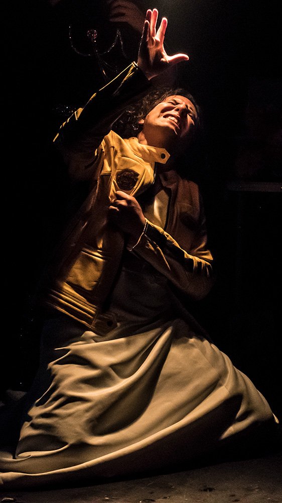 Actor en una puesta en escena teatral